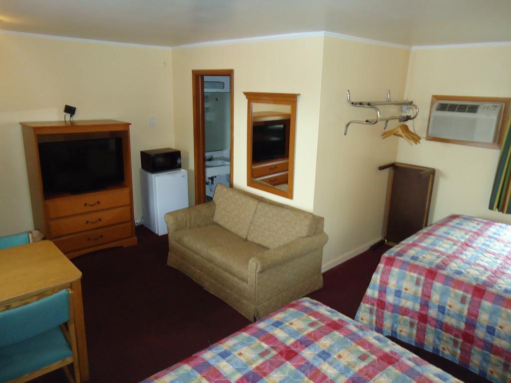 Tower Motel Green Bay Room photo