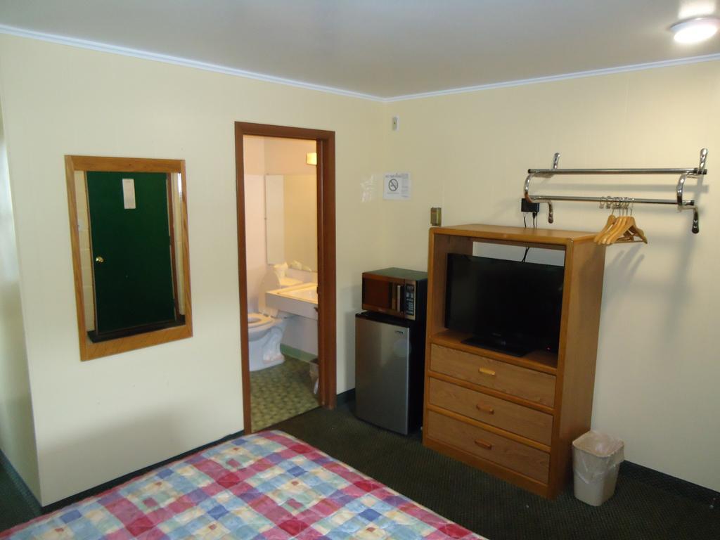 Tower Motel Green Bay Room photo