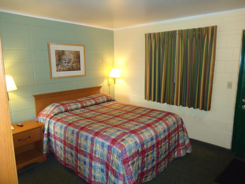 Tower Motel Green Bay Room photo