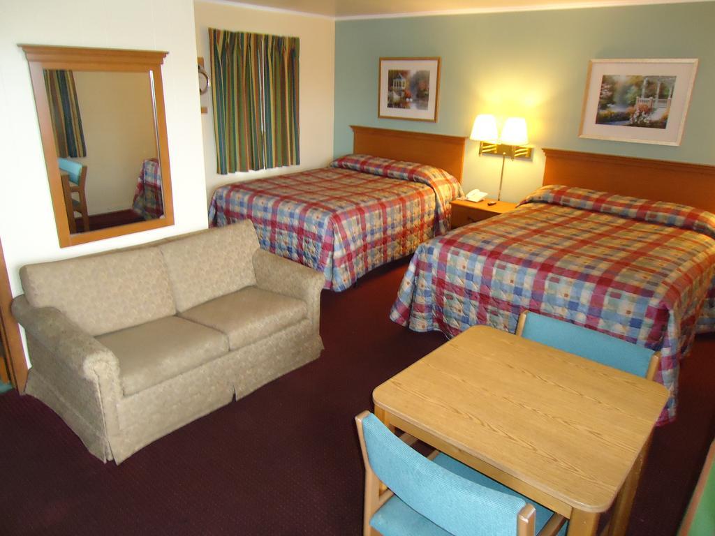 Tower Motel Green Bay Room photo